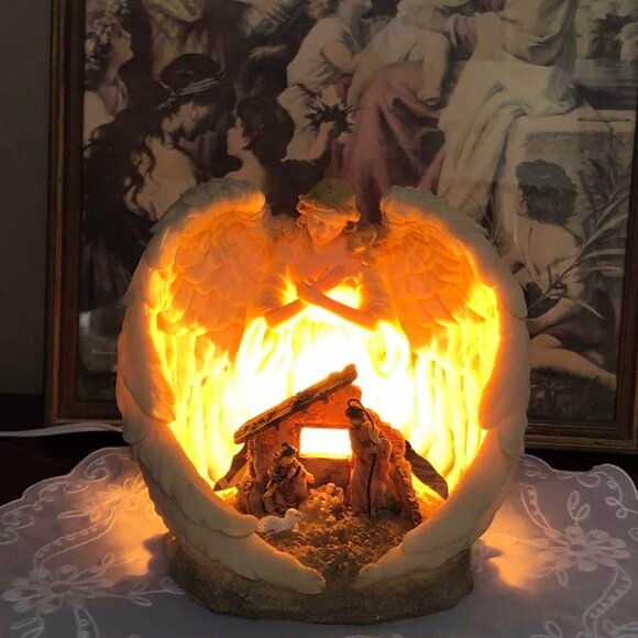 Sculptured Angel & nativity scene nightlight - Picture 6 of 10